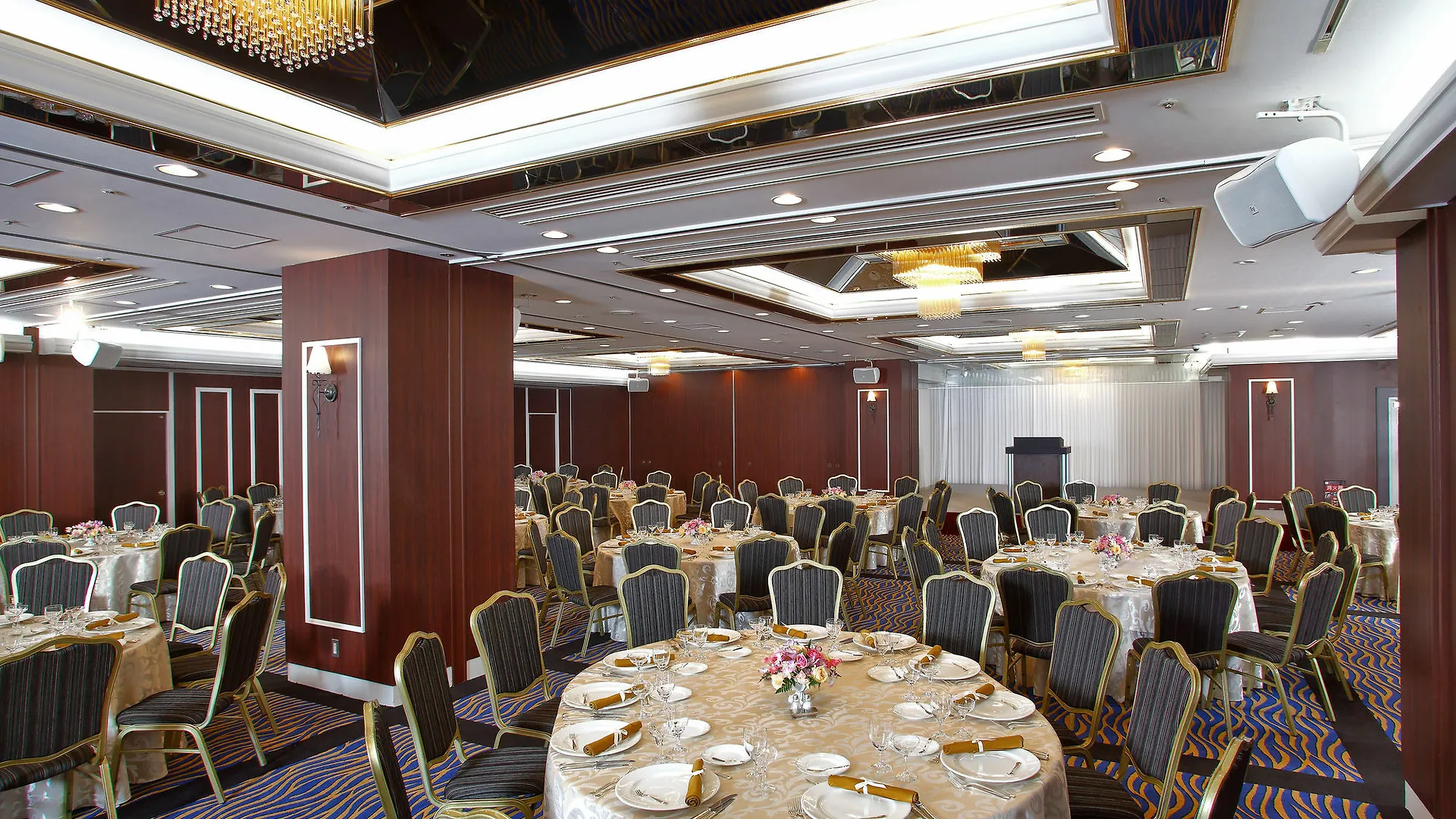Hotel Plaza Osaka 4*,